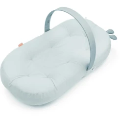Done By Deer™ Babynest Mit Aktivitätsbogen Raffi Blau